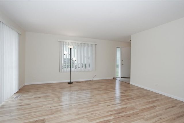 1010 Glastonbury Lane, Schaumburg, IL 60193