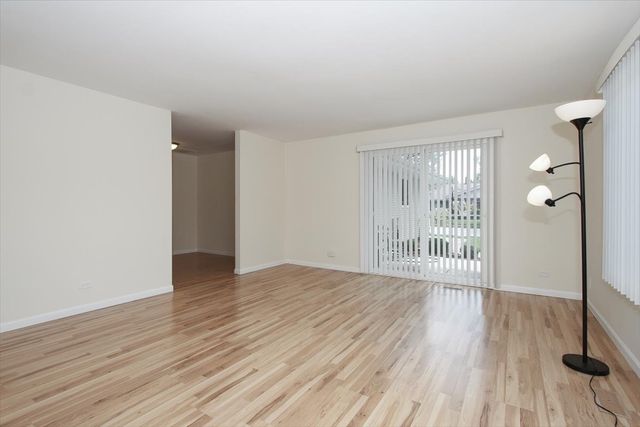 1010 Glastonbury Lane, Schaumburg, IL 60193