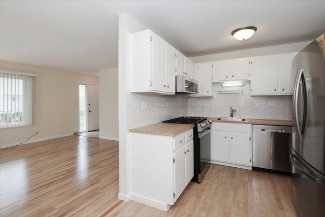 1010 Glastonbury Lane, Schaumburg, IL 60193