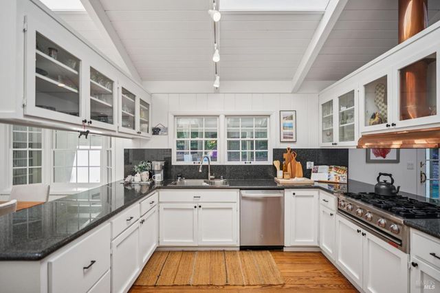 497 Fairway Dr, Novato, CA 94949