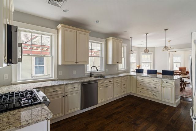 979 South St 2, Boston, MA 02131