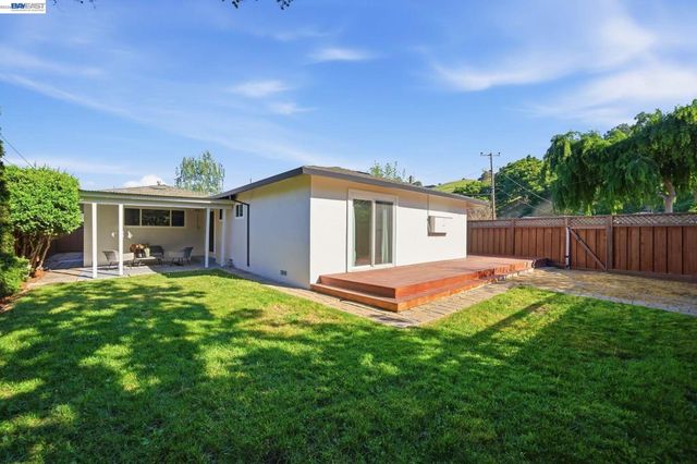31139 Chicoine Ave, Hayward, CA 94544