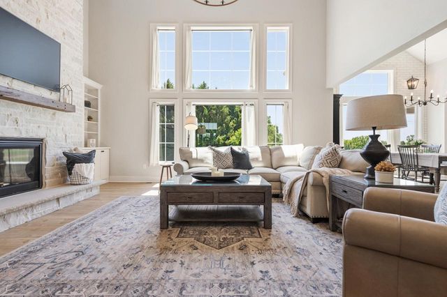 10009 W Farmdale Estates COURT, Mequon, WI 53097
