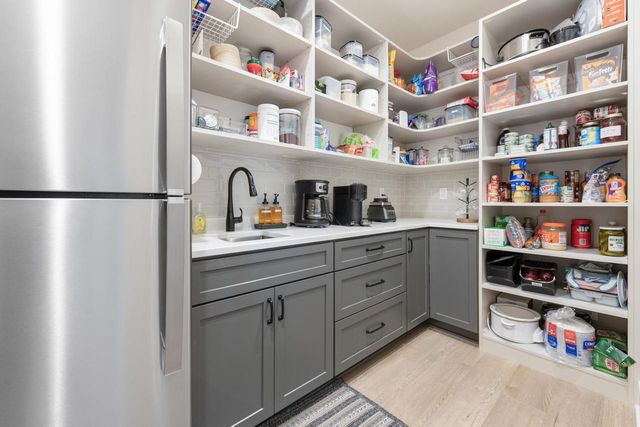 10009 W Farmdale Estates COURT, Mequon, WI 53097