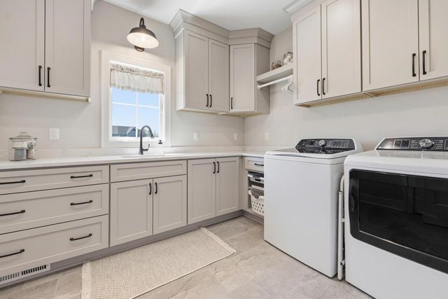 10009 W Farmdale Estates COURT, Mequon, WI 53097
