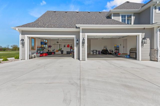 10009 W Farmdale Estates COURT, Mequon, WI 53097