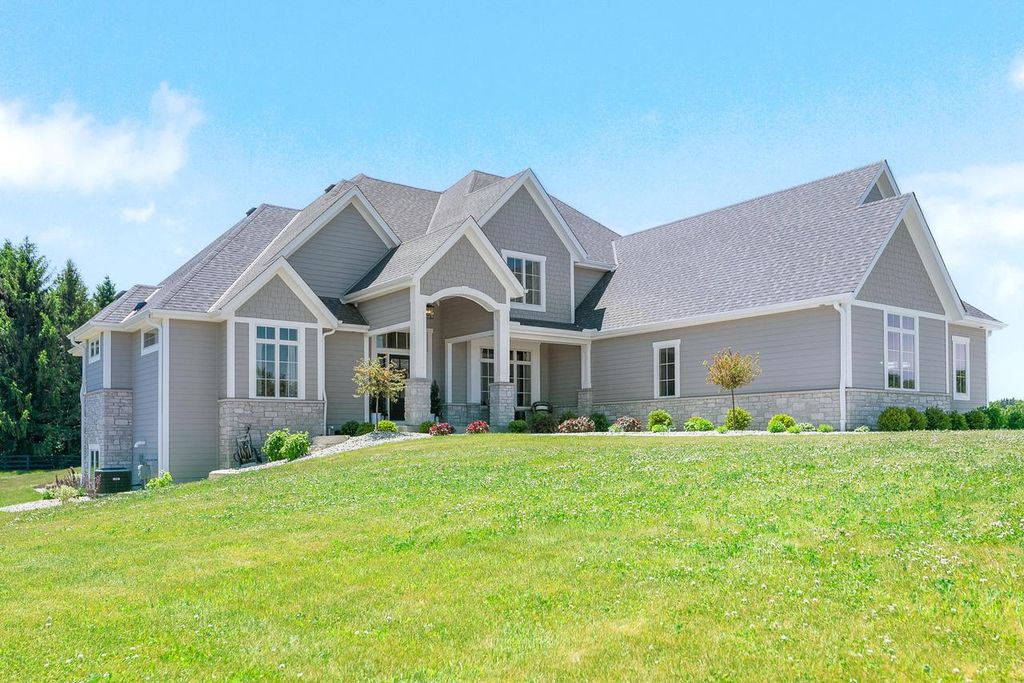 10009 W Farmdale Estates COURT, Mequon, WI 53097