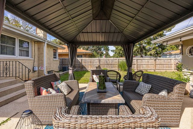 937 Robinhood Lane, La Grange Park, IL 60526