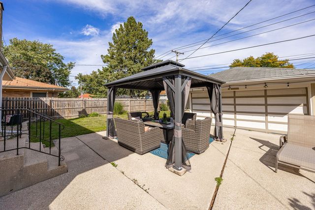 937 Robinhood Lane, La Grange Park, IL 60526