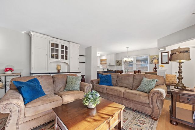 937 Robinhood Lane, La Grange Park, IL 60526