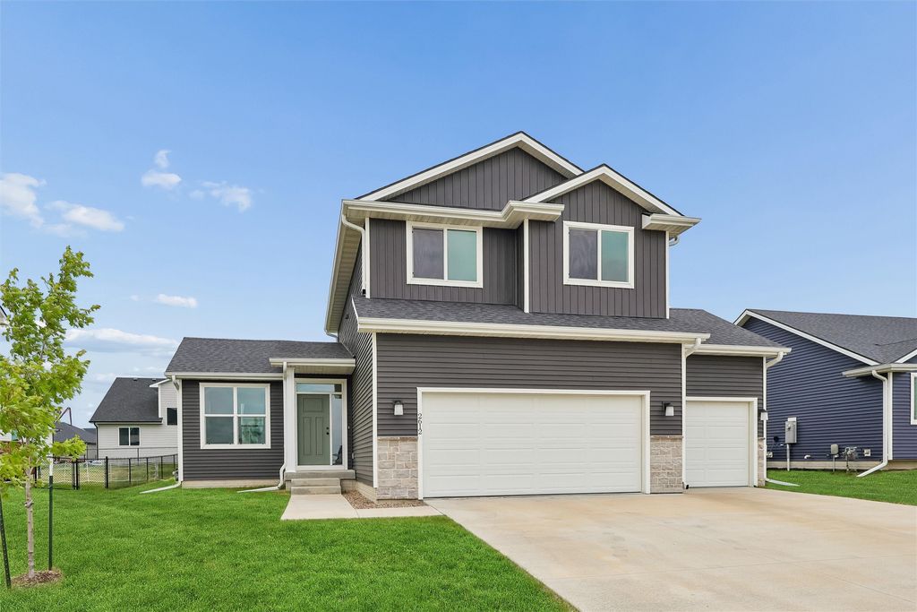 2612 NW Reinhart Drive, Ankeny, IA 50023