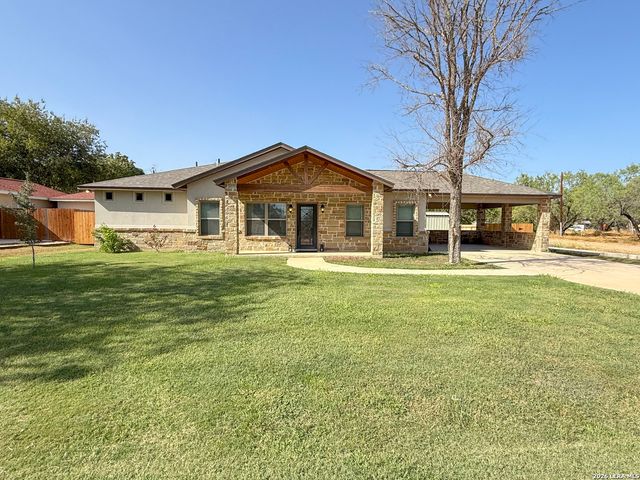 300 BLUEBONNET AVE, Devine, TX 78016
