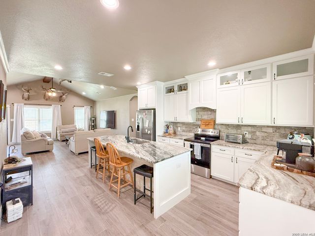 300 BLUEBONNET AVE, Devine, TX 78016