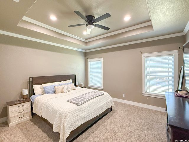 300 BLUEBONNET AVE, Devine, TX 78016