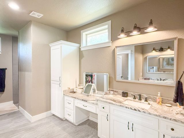 300 BLUEBONNET AVE, Devine, TX 78016