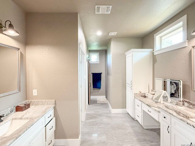 300 BLUEBONNET AVE, Devine, TX 78016