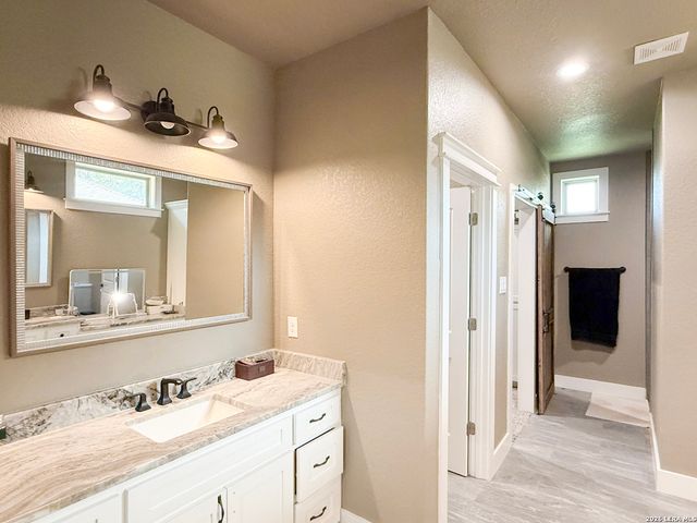 300 BLUEBONNET AVE, Devine, TX 78016