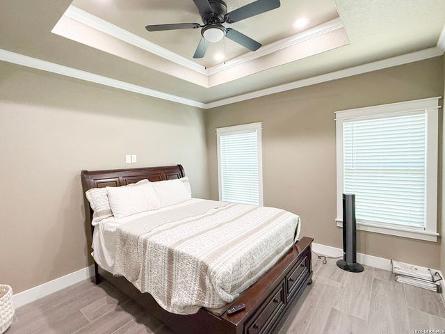 300 BLUEBONNET AVE, Devine, TX 78016