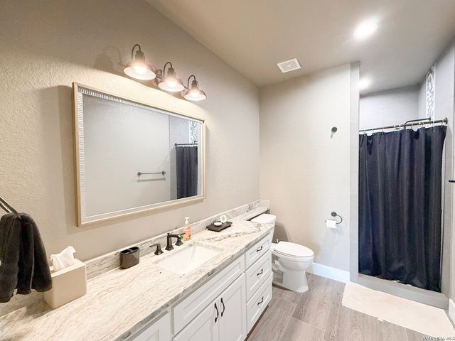 300 BLUEBONNET AVE, Devine, TX 78016