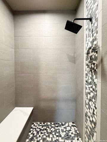 300 BLUEBONNET AVE, Devine, TX 78016