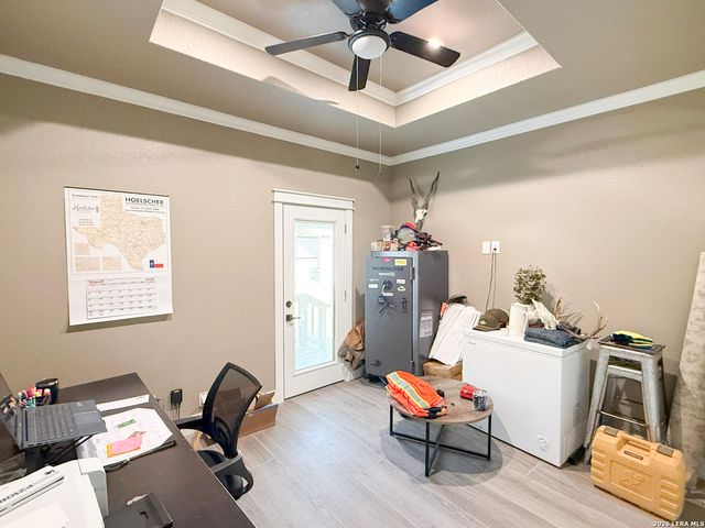 300 BLUEBONNET AVE, Devine, TX 78016