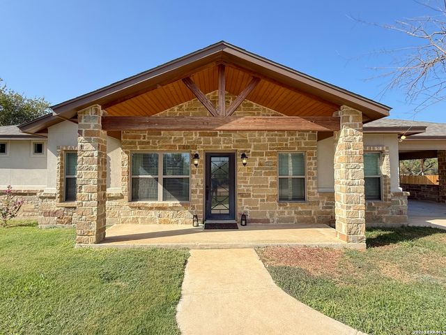 300 BLUEBONNET AVE, Devine, TX 78016