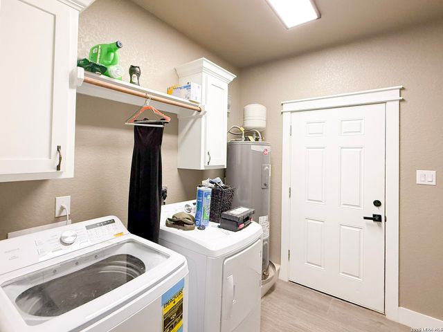 300 BLUEBONNET AVE, Devine, TX 78016