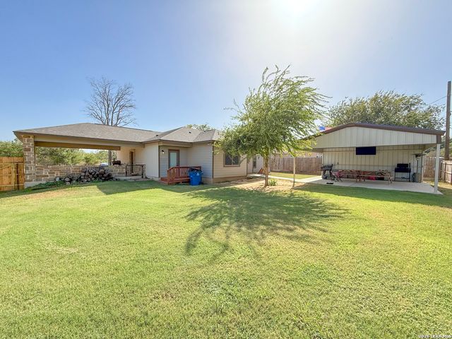 300 BLUEBONNET AVE, Devine, TX 78016