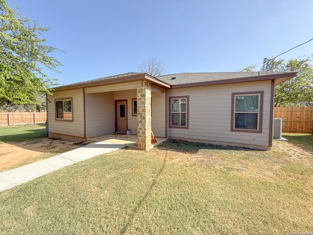 300 BLUEBONNET AVE, Devine, TX 78016