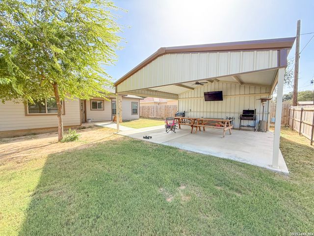 300 BLUEBONNET AVE, Devine, TX 78016