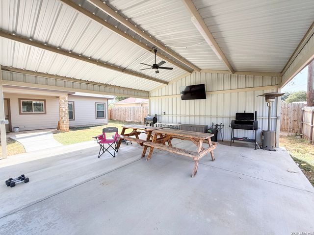 300 BLUEBONNET AVE, Devine, TX 78016