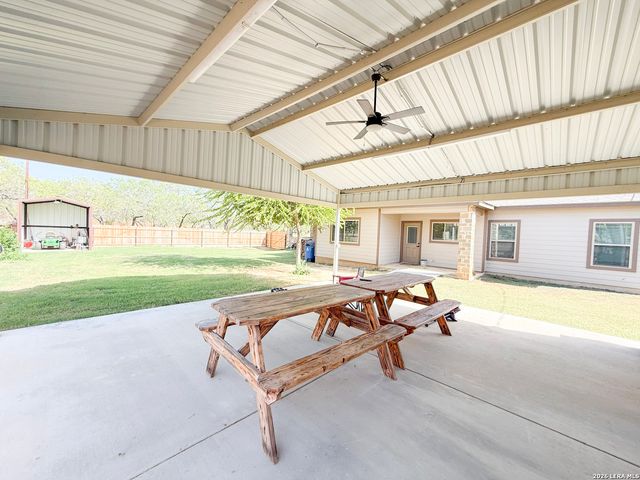 300 BLUEBONNET AVE, Devine, TX 78016