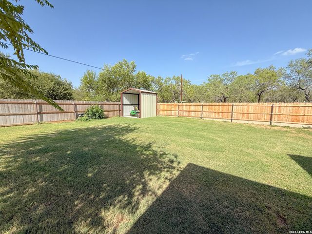 300 BLUEBONNET AVE, Devine, TX 78016
