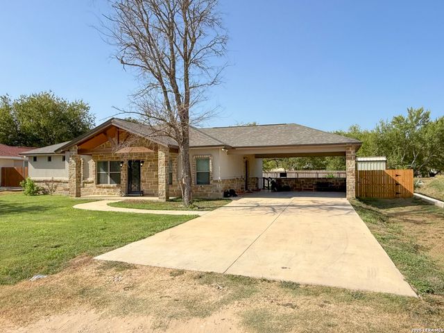 300 BLUEBONNET AVE, Devine, TX 78016