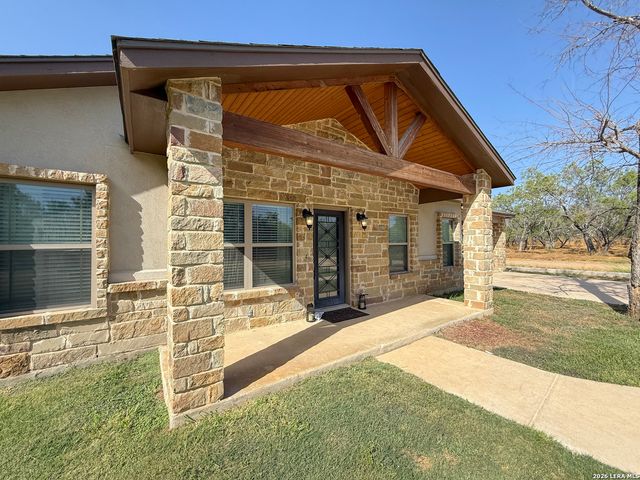 300 BLUEBONNET AVE, Devine, TX 78016