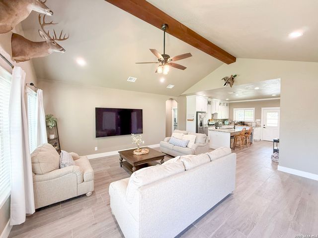 300 BLUEBONNET AVE, Devine, TX 78016