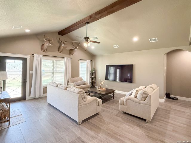 300 BLUEBONNET AVE, Devine, TX 78016