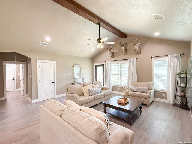 300 BLUEBONNET AVE, Devine, TX 78016