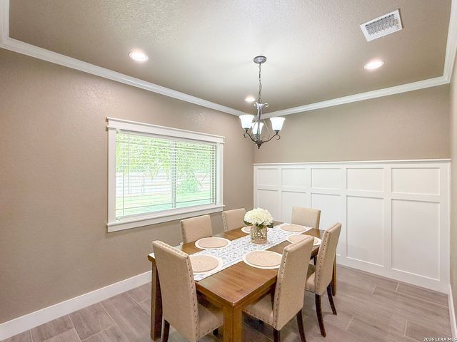 300 BLUEBONNET AVE, Devine, TX 78016