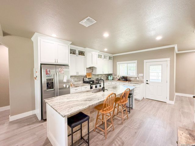 300 BLUEBONNET AVE, Devine, TX 78016