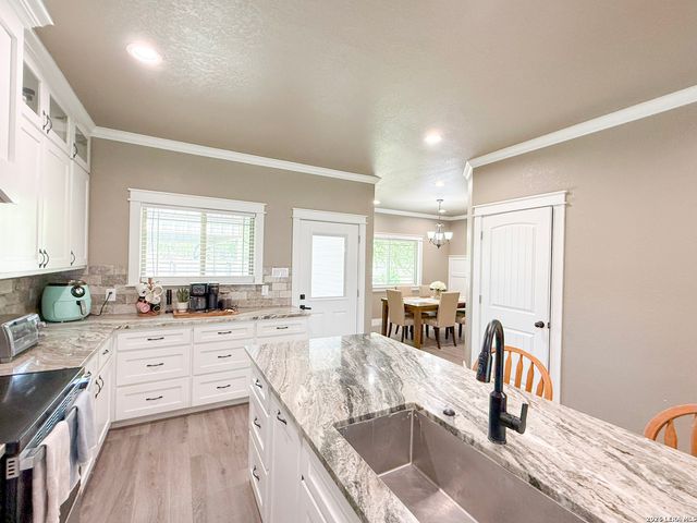 300 BLUEBONNET AVE, Devine, TX 78016