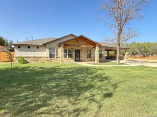 300 BLUEBONNET AVE, Devine, TX 78016