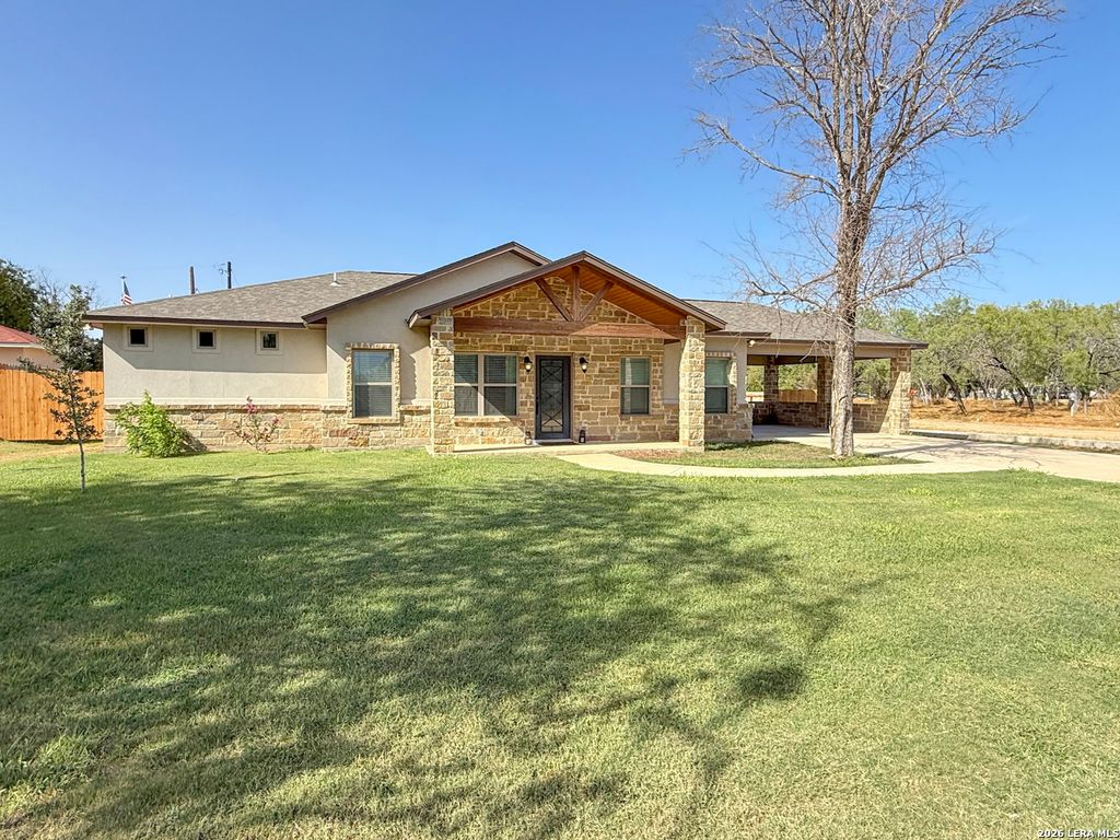 300 BLUEBONNET AVE, Devine, TX 78016
