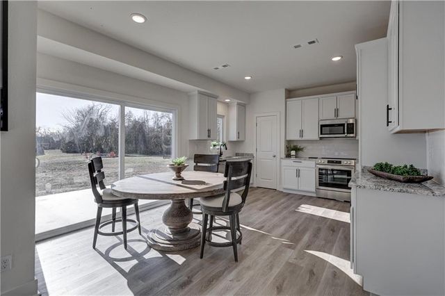 1816 Silverback Way, Pittsburg, KS 66762