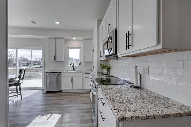 1816 Silverback Way, Pittsburg, KS 66762