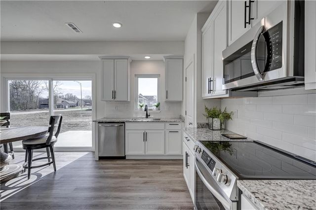 1816 Silverback Way, Pittsburg, KS 66762