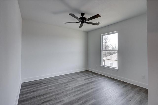 1816 Silverback Way, Pittsburg, KS 66762