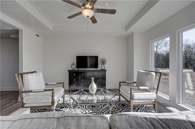 1816 Silverback Way, Pittsburg, KS 66762