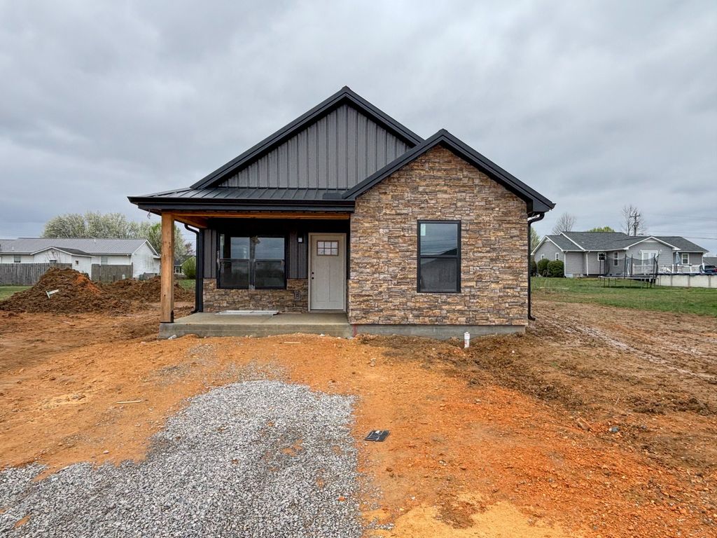 169 Edgewood Dr, Hohenwald, TN 38462