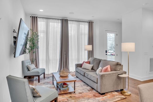 910 Youngs Ln Unit 7, Nashville, TN 37207
